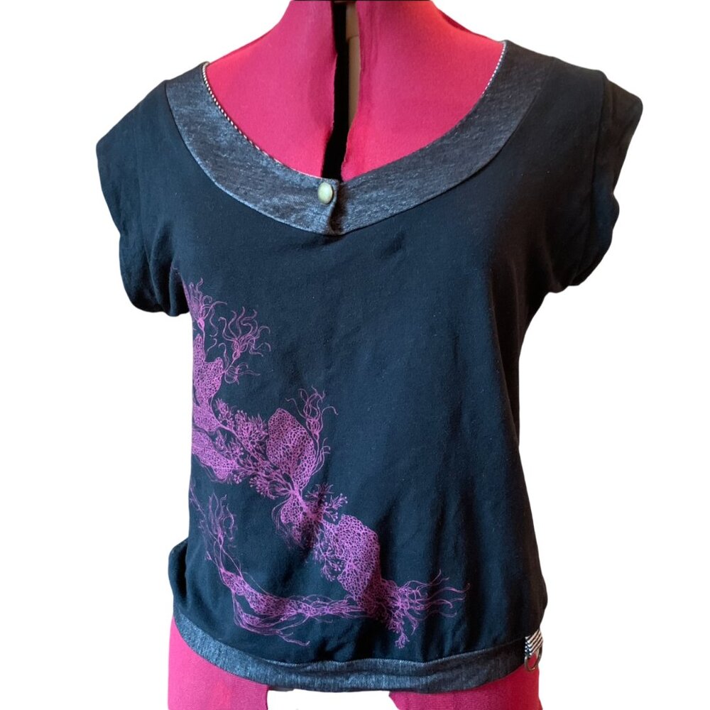 EVE LAVOIE - V neck grey black tees t-shirt with pink print - Medium